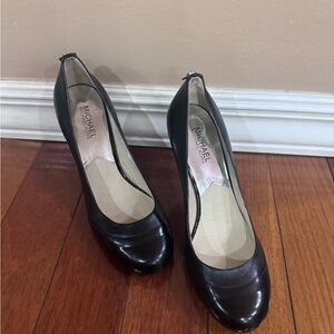 NEW | NEVER WORN  Michael Kors | Black Leather Round-Toe Pumps